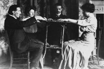 victorian-era-seance-strange-hobby-1